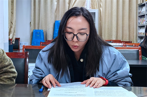 1.5班主任代表李杨老师发言.jpg 1.5班主任代表李杨老师发言.jpg