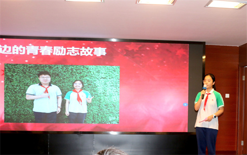 02初二2班杨叶希讲述初三任晨宇同学的奋斗故事.JPG